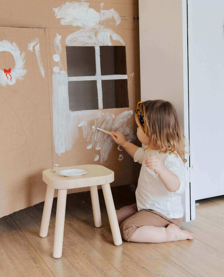 Photo artistique d’un enfant en train de dessiner lors d’un atelier d’art-thérapie, une pratique qui combine créativité et connaissance de soi pour le bien-être des enfants chez Casa Althea.