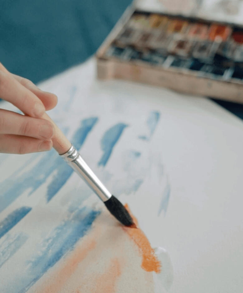 Mains peignant à l'atelier Colore ton âme de Casa Althea, couleurs et créativité.